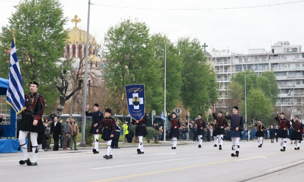 Ξεκίνησε η μαθητική παρέλαση στη Θεσσαλονίκη